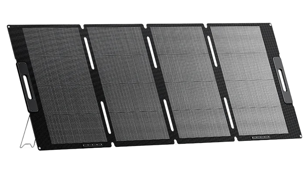 BL-MP200 | BLUETTI Compra el panel solar portátil Bluetti BL-MP200 para cargar tus dispositivos y equipos en cualquier lugar. Con una capacidad de 200W y diseño plegable, este panel solar es ideal para acampar, viajes o situaciones de emergencia. Compatible con estaciones de energía Bluetti, ofrece una carga eficiente y ecológica con alta conversión de energía. Su diseño resistente al agua garantiza un rendimiento óptimo en exteriores. Ya disponible en nuestra tienda online de Videovigilancia y Seguridad Electrónica www.ipcenter.es