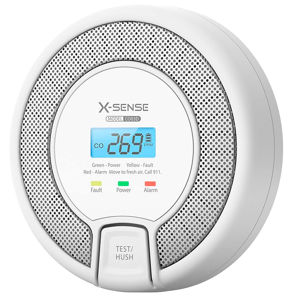 CO03D-W | X-SENSE El detector de monóxido de carbono autónomo X-SENSE modelo CO03D-W es una solución confiable para la seguridad en el hogar o negocios. Con comunicación inalámbrica de 868 MHz, permite interconectar hasta 24 detectores, asegurando que todos suenen simultáneamente ante una alerta. Equipado con alarma de 85 dB a 3 metros, indicador luminoso y pantalla LCD que muestra niveles de monóxido de carbono en tiempo real, garantiza una detección precisa. Incluye botón de test para verificación y funciona con 3 pilas AA reemplazables, ofreciendo autonomía y fácil mantenimiento. Certificado bajo la norma EN 50291, es ideal para reforzar la seguridad en cualquier espacio